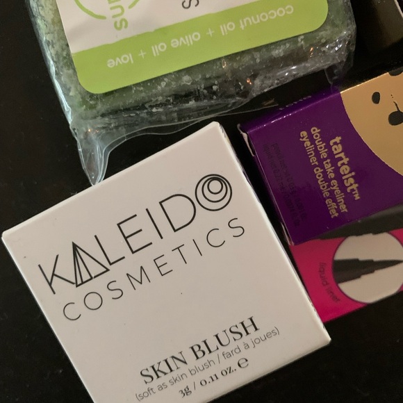 25 pc New Makeup - Picture 4 of 6